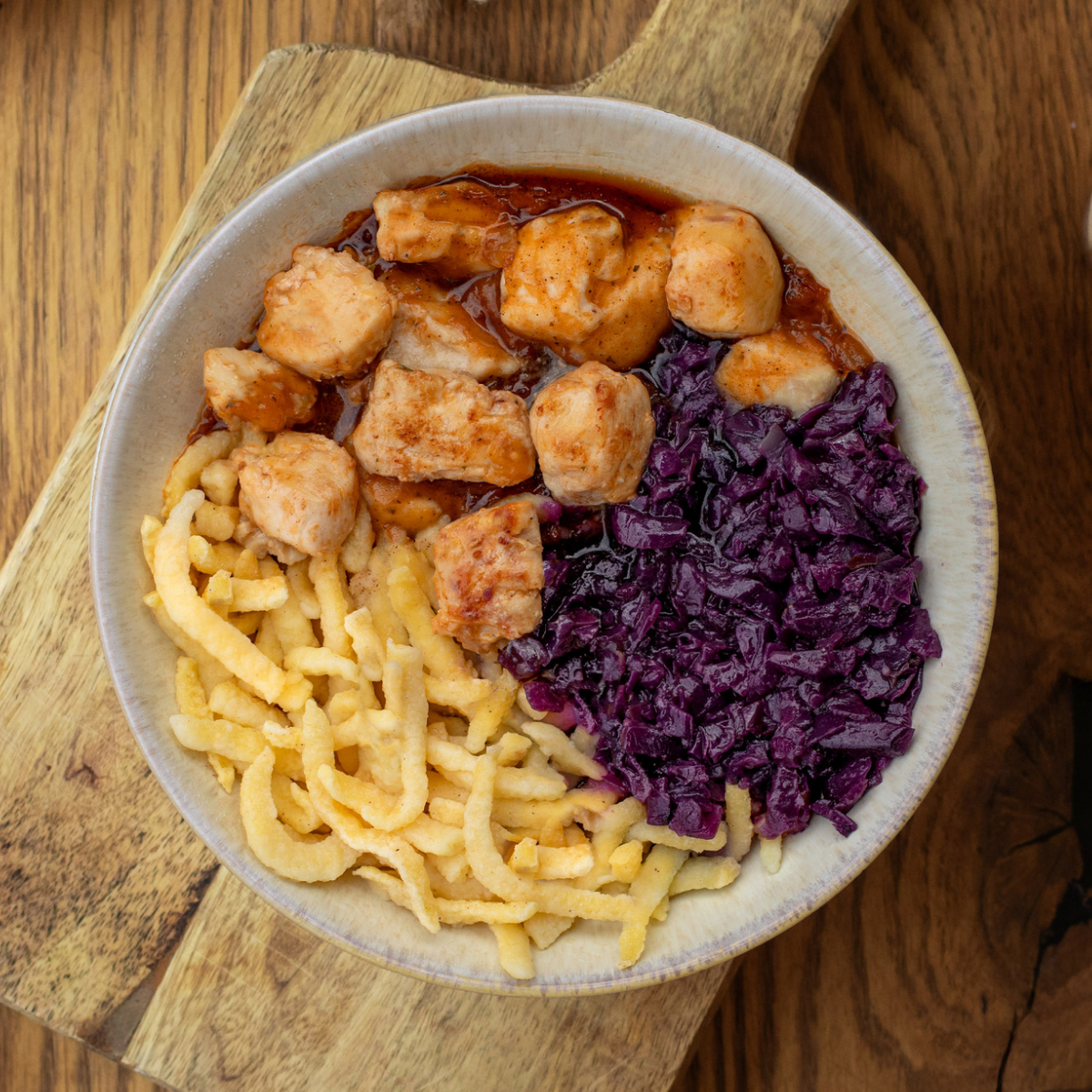 Hähnchen mit Rotkohl & Spätzle