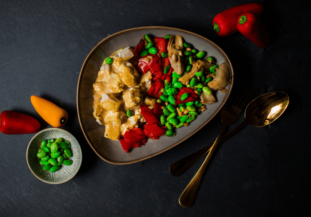 Hähnchen mit Sojabohnen-Artischocken-Mix